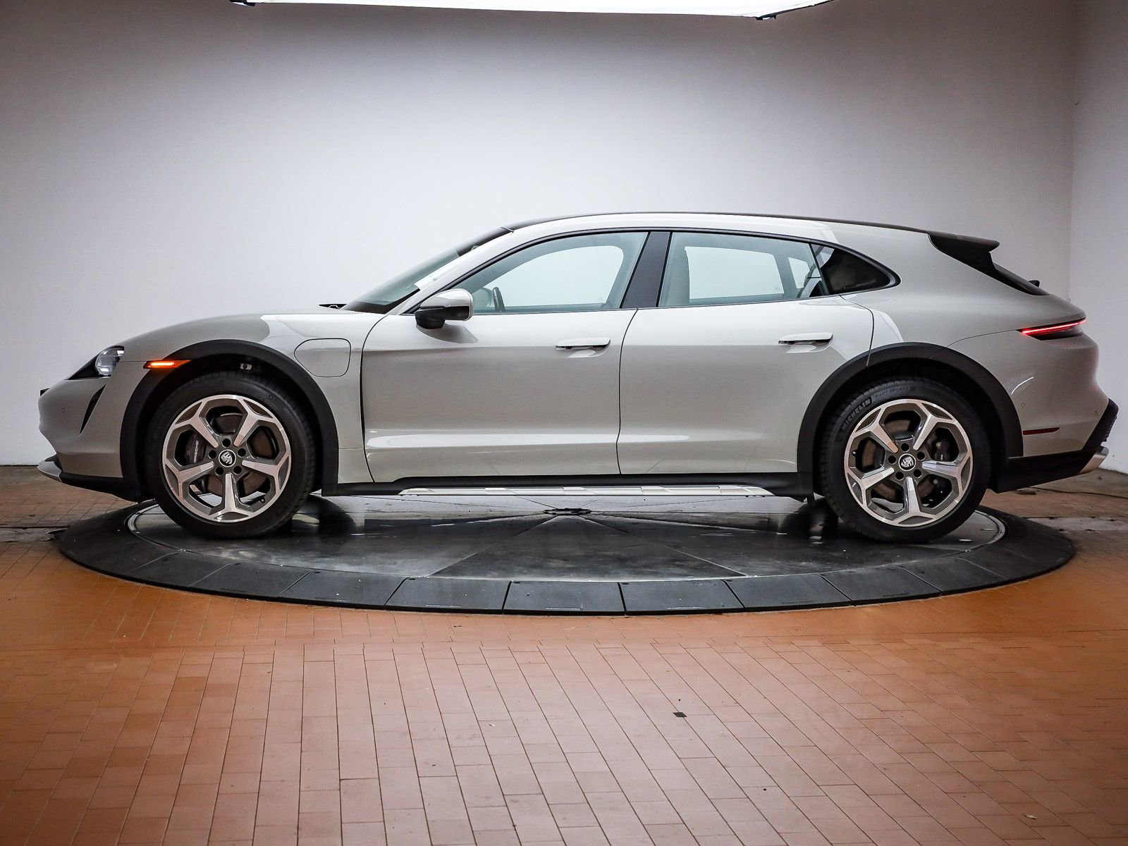 Certified 2022 Porsche Taycan 4 Cross Turismo AWD/4WD image 2