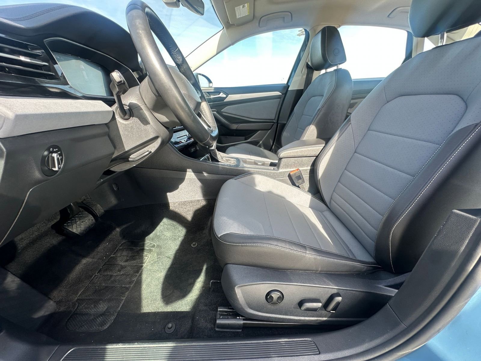 Used 2025 Volkswagen Jetta SE image 27