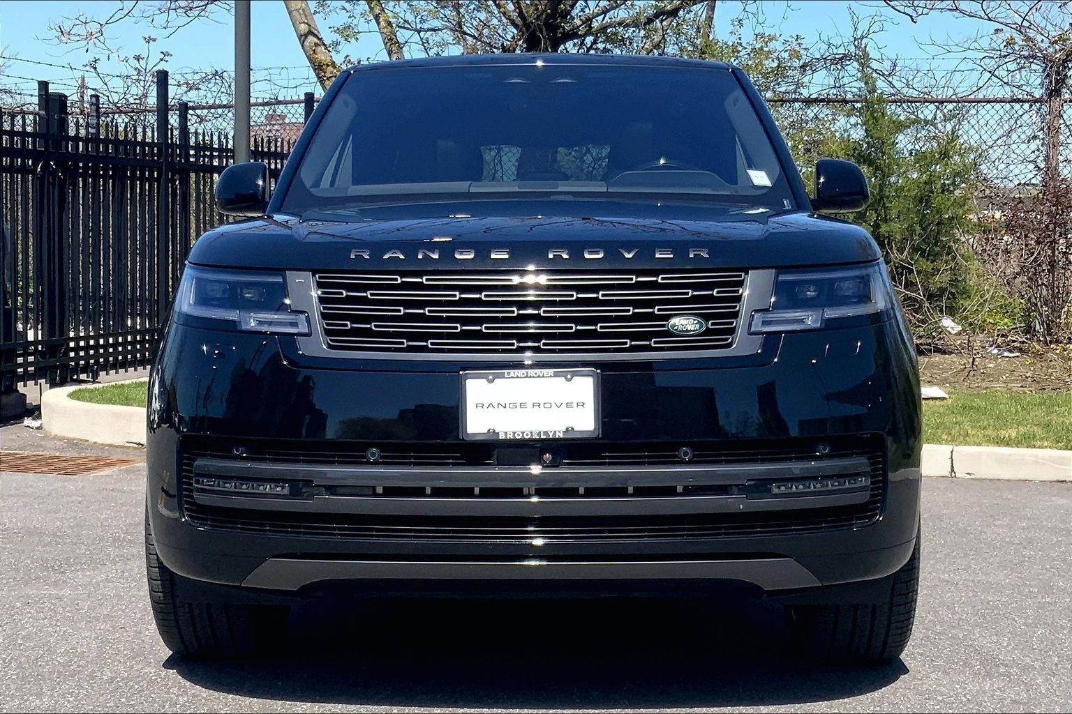 Used 2023 Land Rover Range Rover Long Wheelbase SE AWD/4WD image 3