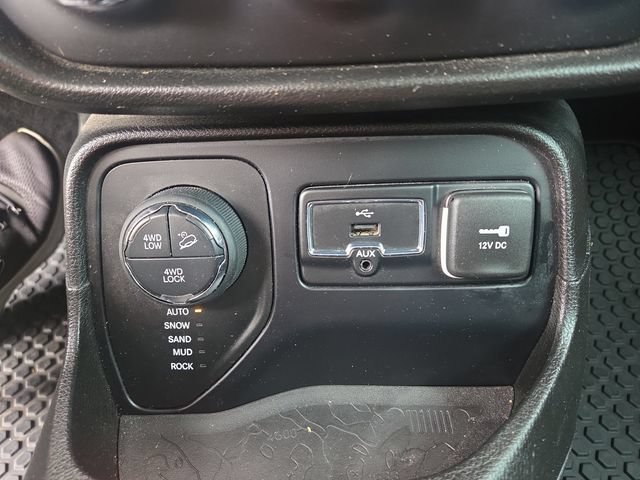 Used 2016 Jeep Renegade Trailhawk AWD/4WD image 25