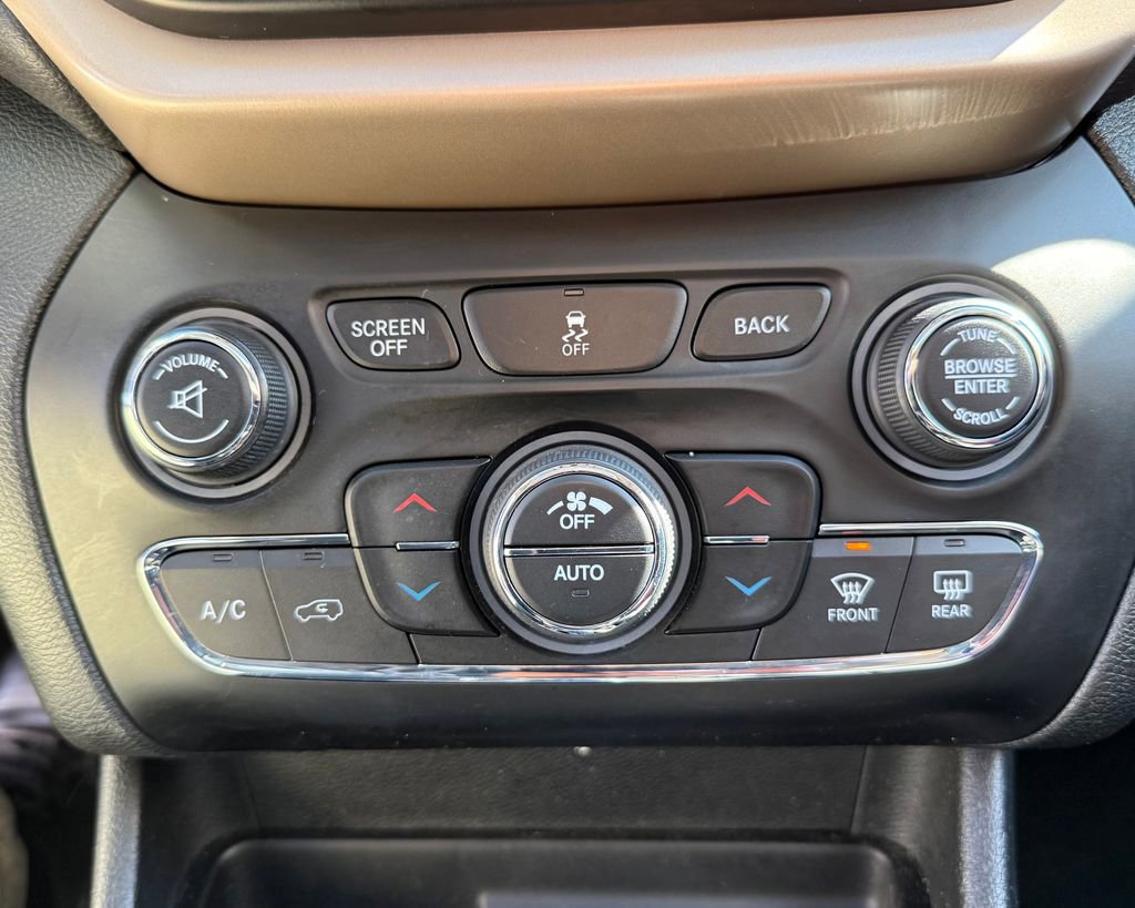 Used 2018 Jeep Cherokee Limited image 23