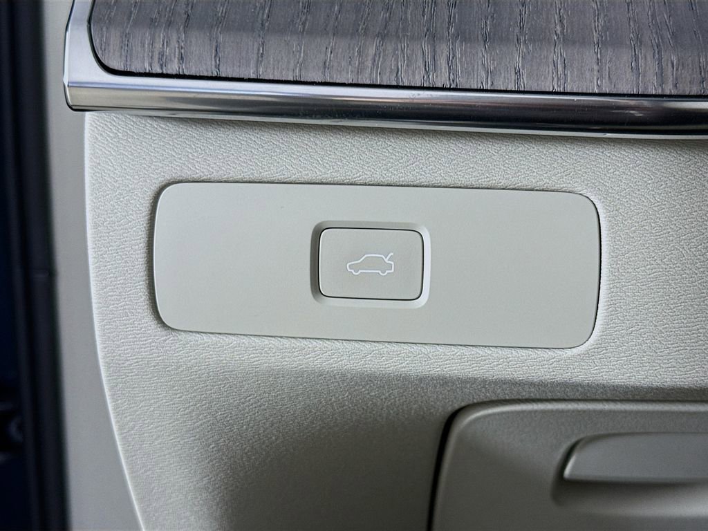 Used 2026 Volvo XC90 B6 Ultra w/ Lounge Package image 10