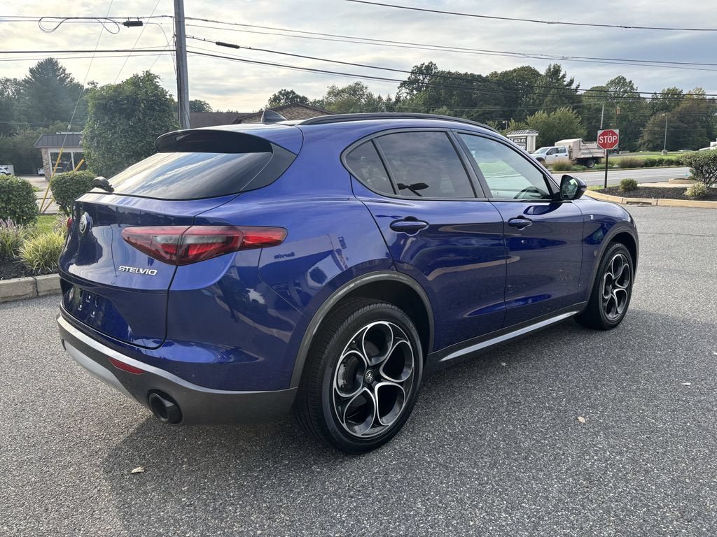 Used 2023 Alfa Romeo Stelvio Ti AWD/4WD image 5