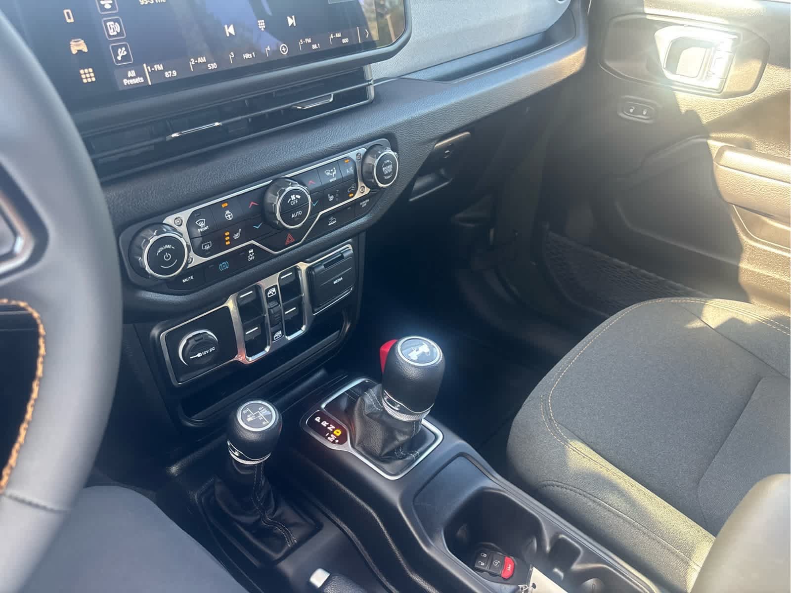 Used 2024 Jeep Wrangler Unlimited w/ Convenience Group AWD/4WD image 18