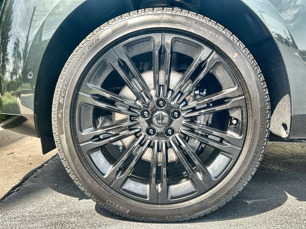 New 2026 Land Rover Range Rover Long Wheelbase SE AWD/4WD image 10