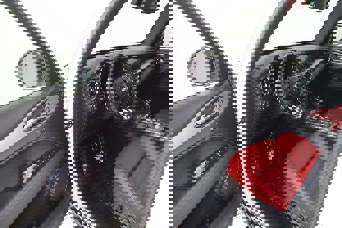 Used 2024 Alfa Romeo Stelvio Veloce image 45