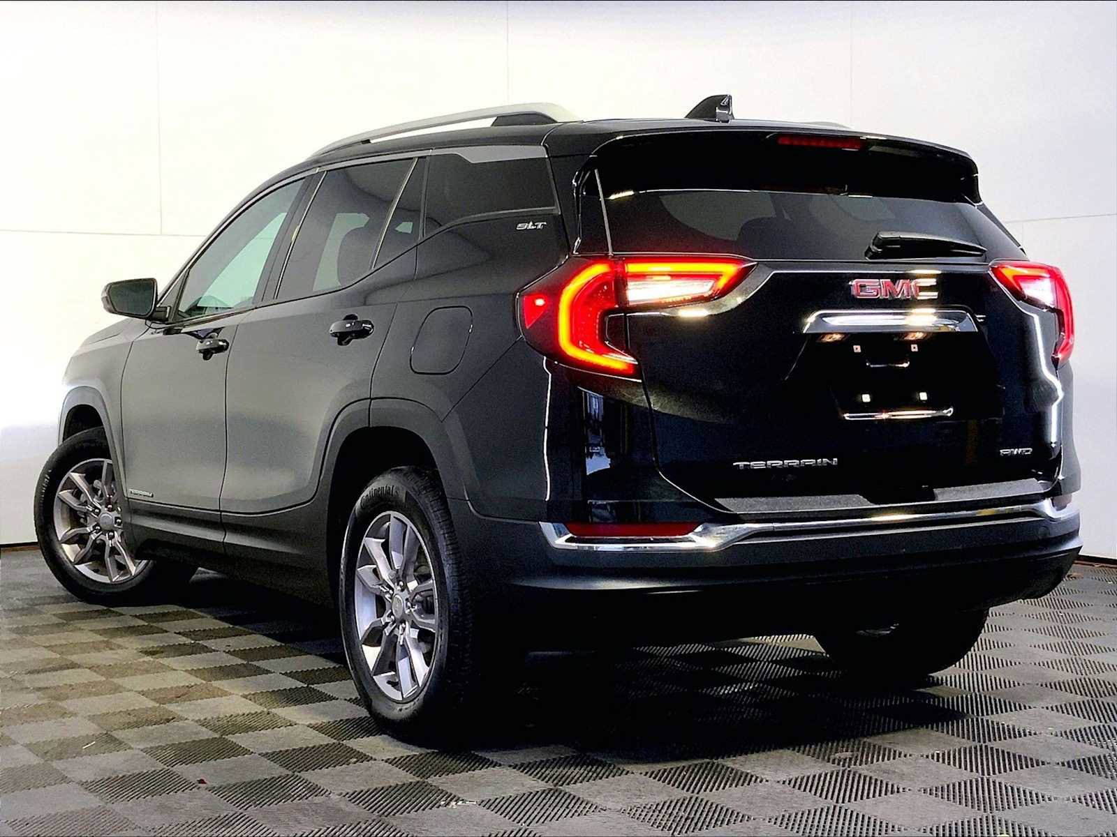 Used 2023 GMC Terrain SLT image 3
