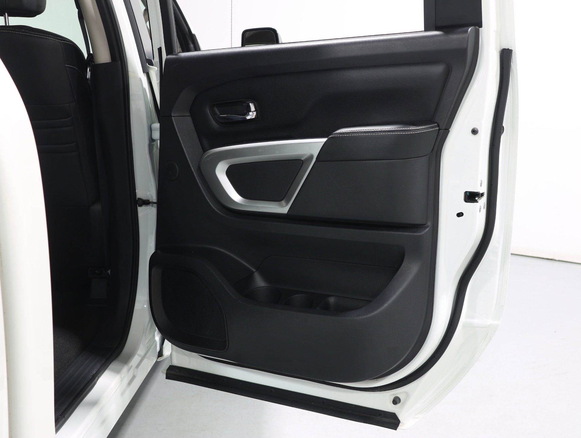 Used 2017 Nissan Titan PRO-4X w/ Pro-4x Convenience Package image 44