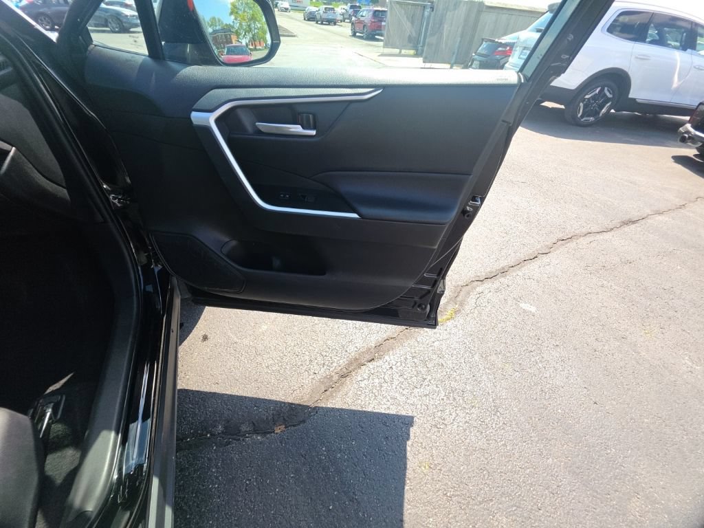 Used 2025 Toyota RAV4 XLE AWD/4WD image 32