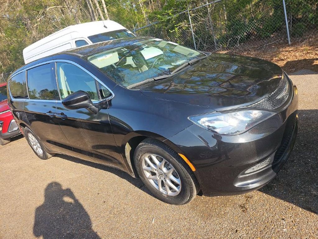 Used 2023 Chrysler Voyager LX image 3