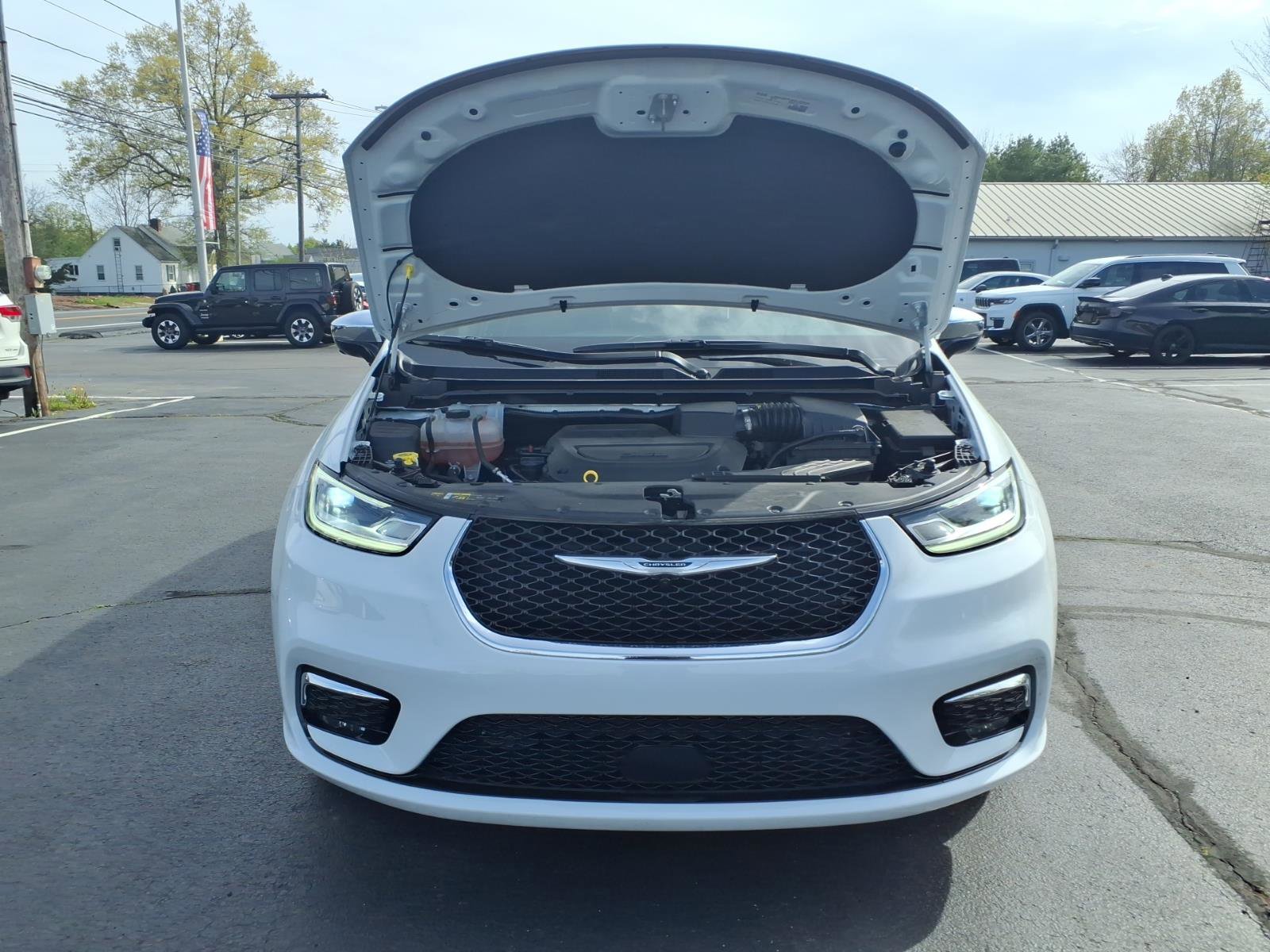 Used 2023 Chrysler Pacifica Limited AWD/4WD image 25