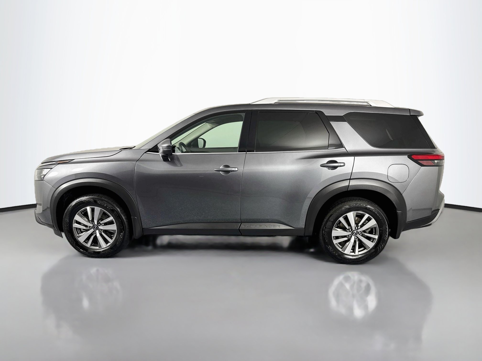 Used 2025 Nissan Pathfinder SL AWD/4WD image 8