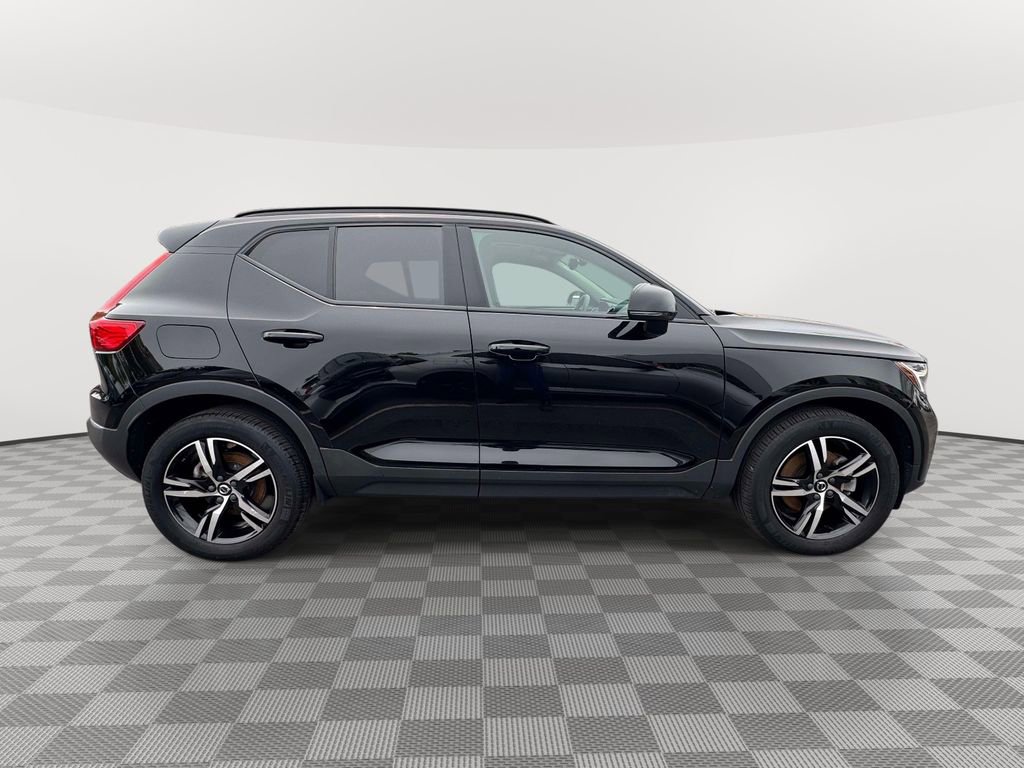 Used 2023 Volvo XC40 B5 Plus w/ Protection Package AWD/4WD image 3