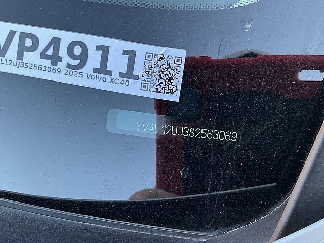 Certified 2025 Volvo XC40 B5 Core image 30