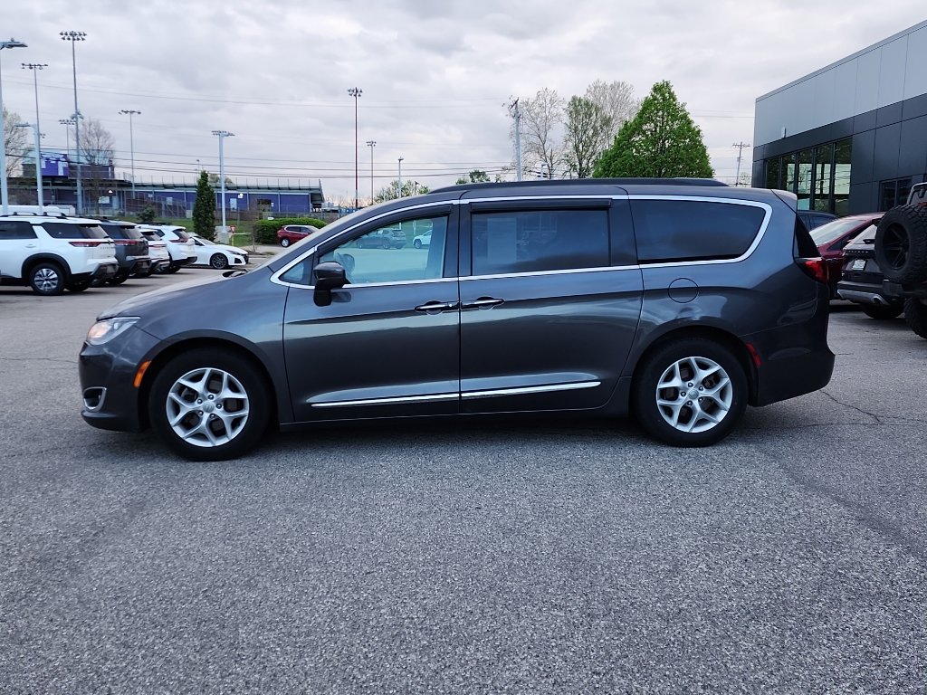 Used 2017 Chrysler Pacifica Touring-L w/ Tire & Wheel Group image 4