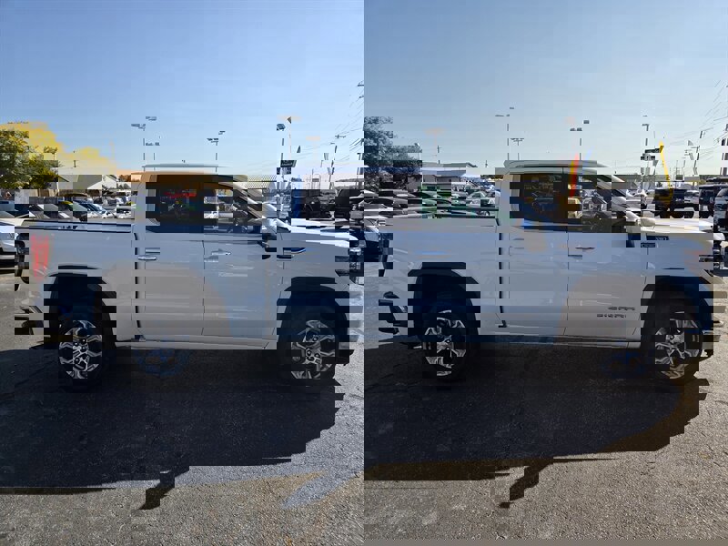 Used 2024 GMC Sierra 1500 SLT image 2