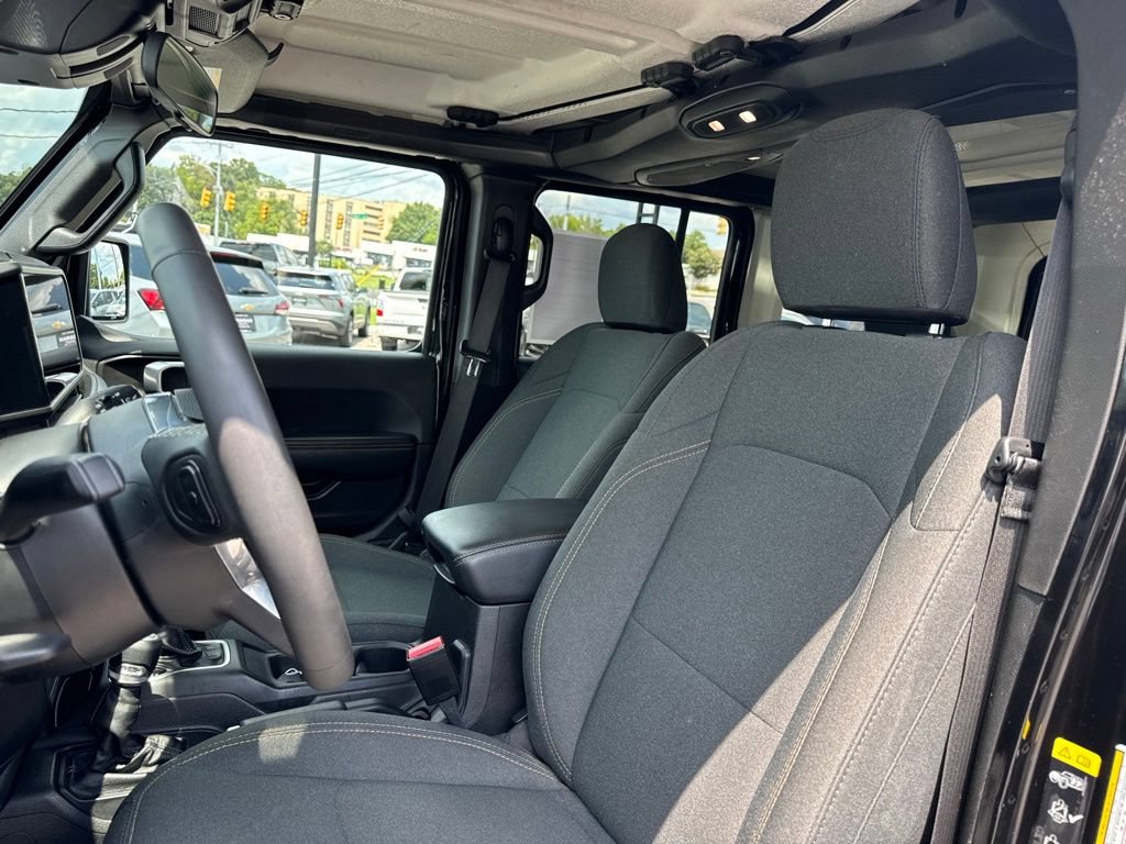 Used 2025 Jeep Wrangler Unlimited Sahara AWD/4WD image 13
