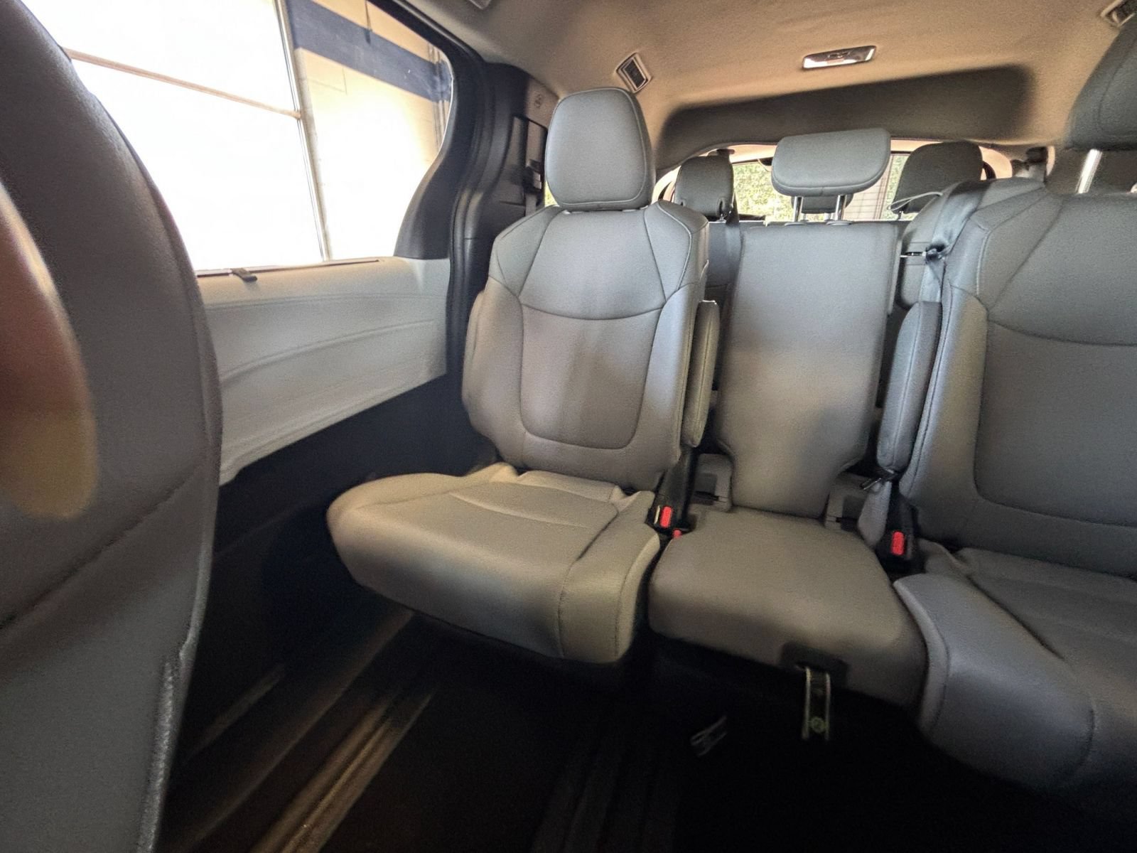 Used 2025 Toyota Sienna XLE FWD image 41