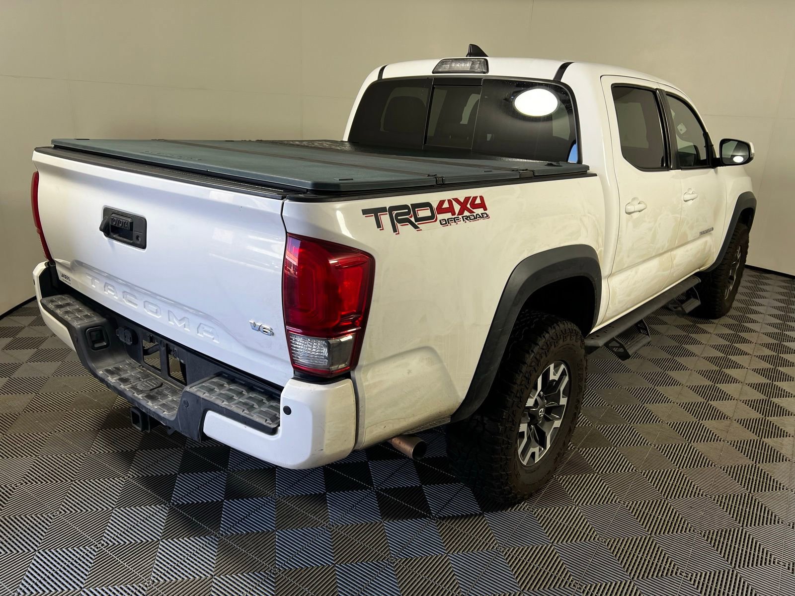 Used 2017 Toyota Tacoma TRD Off-Road image 5
