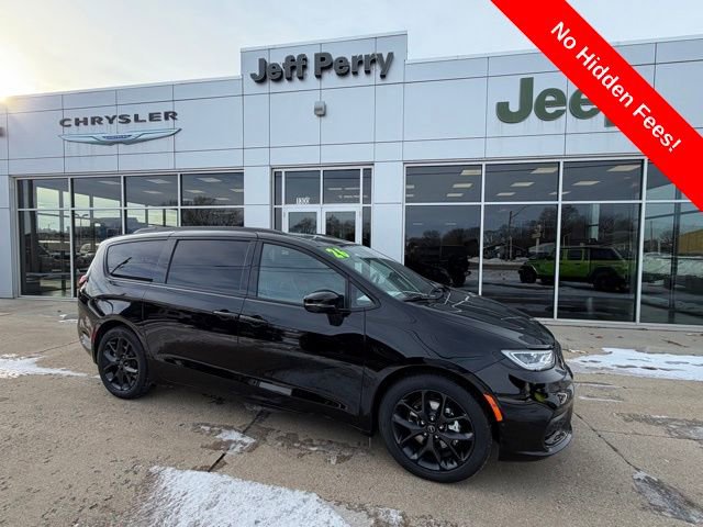 New 2026 Chrysler Pacifica Limited w/ S Appearance Package