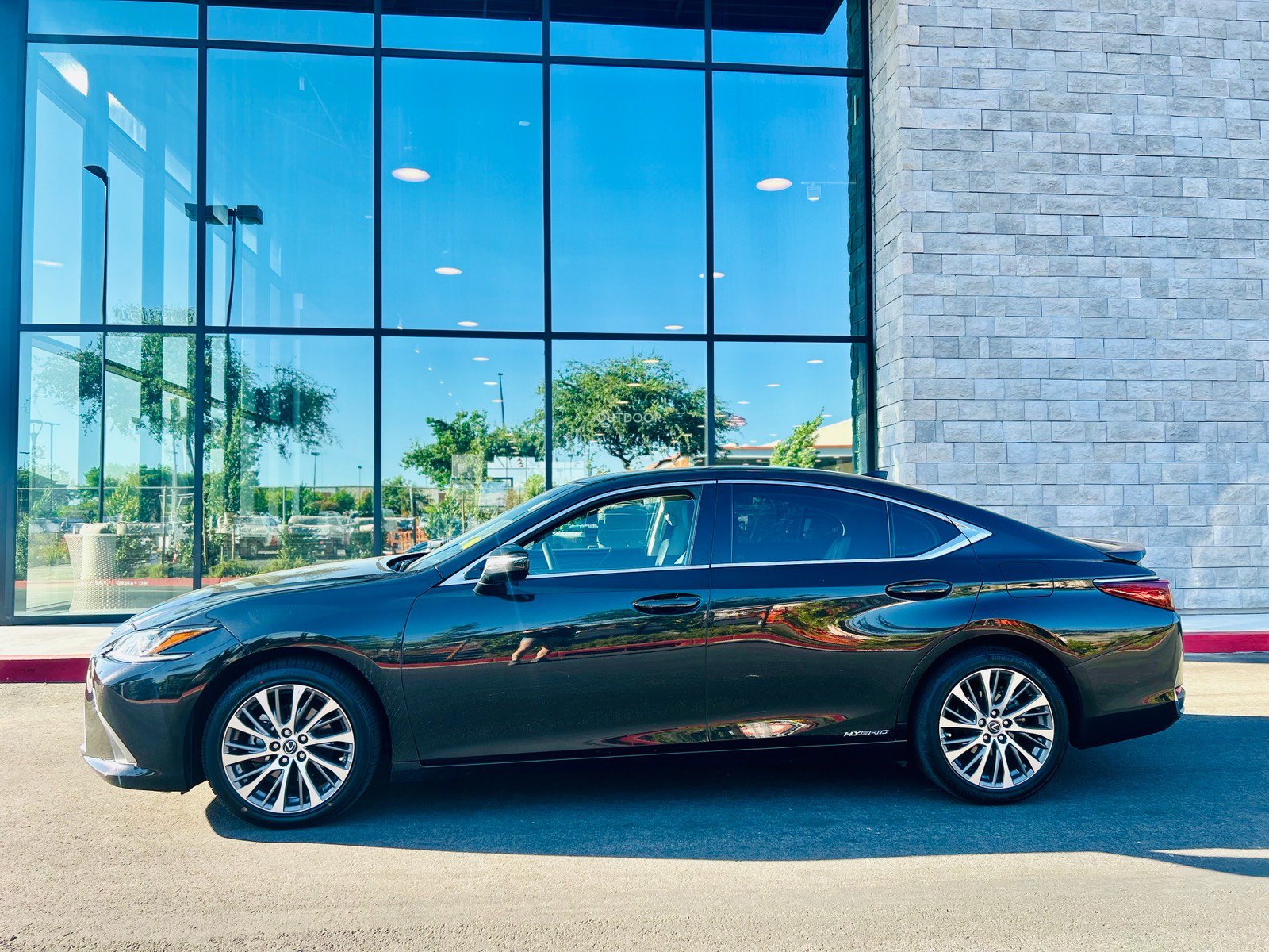 Used 2021 Lexus ES 300h w/ Premium Package FWD image 4