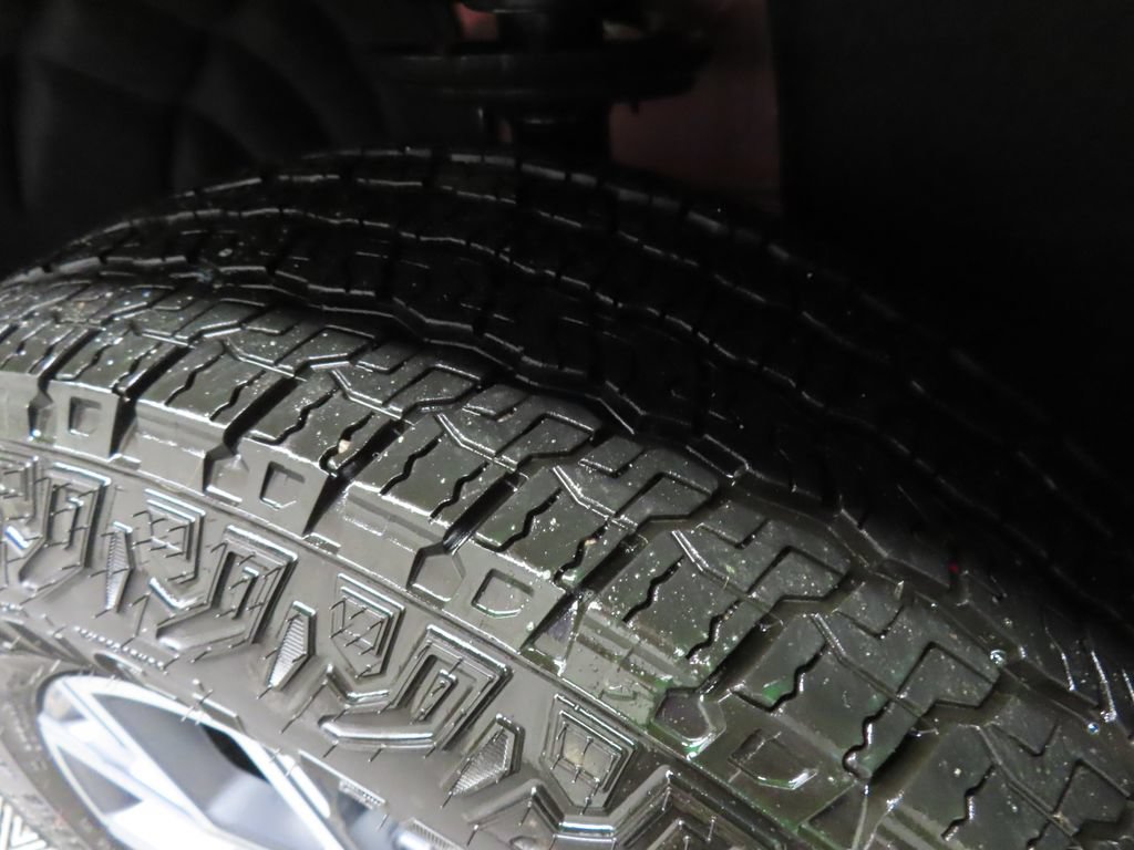 Used 2026 GMC Acadia AT4 w/ LPO, Floor Liner Package AWD/4WD image 9