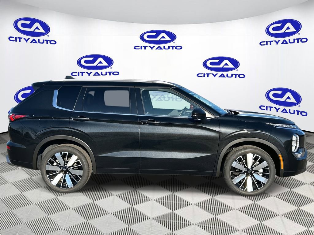 Used 2025 Mitsubishi Outlander SEL image 2