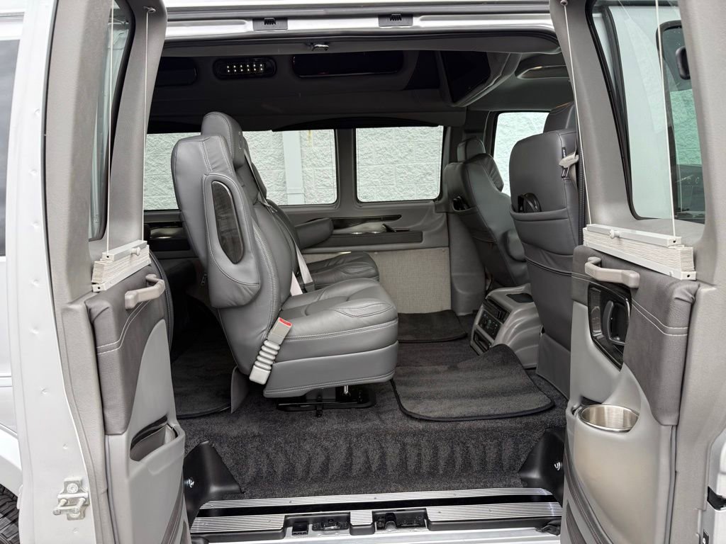 Used 2023 GMC Savana 2500 image 32
