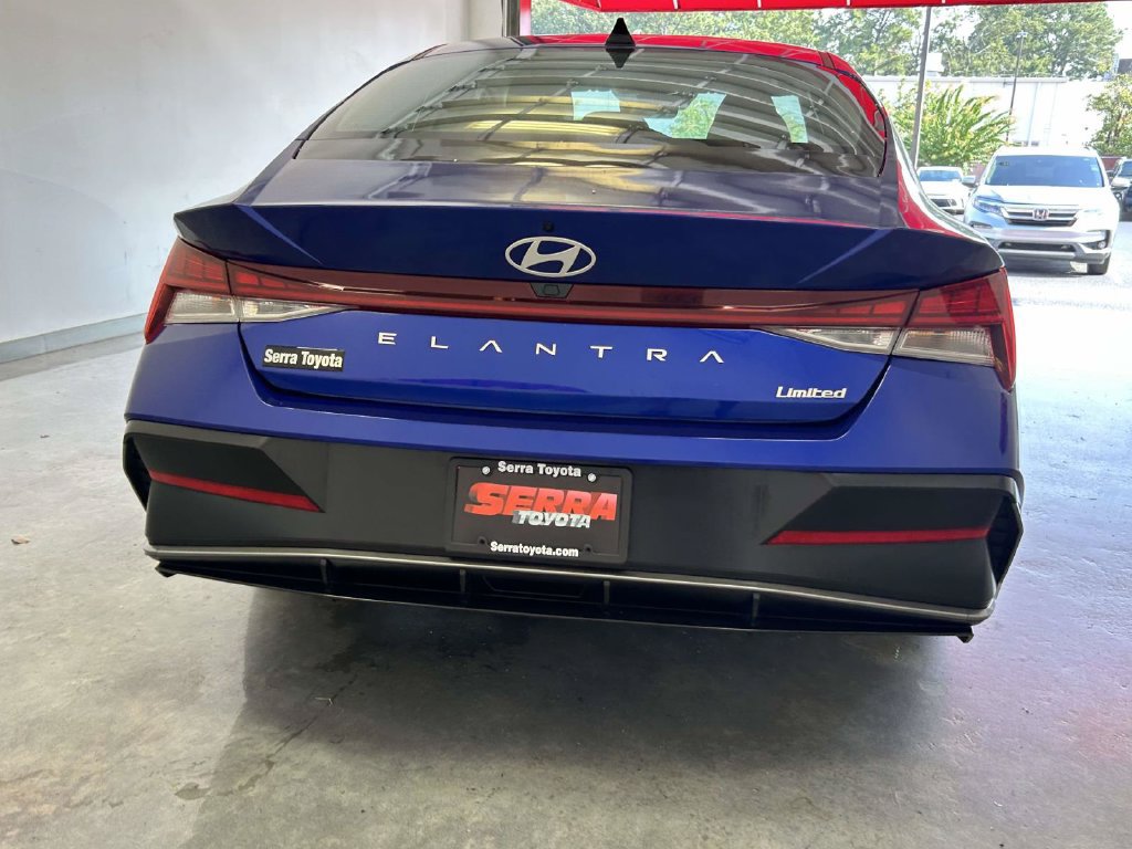 Used 2025 Hyundai Elantra Limited FWD image 4