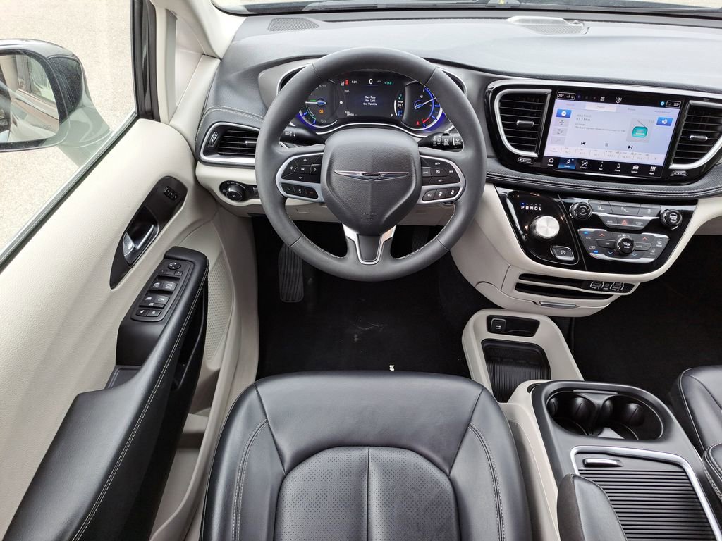 Used 2024 Chrysler Pacifica Select image 14