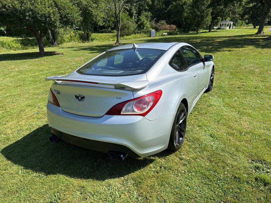 Used 2010 Hyundai Genesis 3.8 RWD image 21