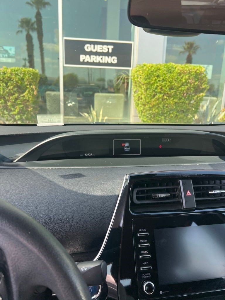 Used 2021 Toyota Prius L Eco FWD image 7