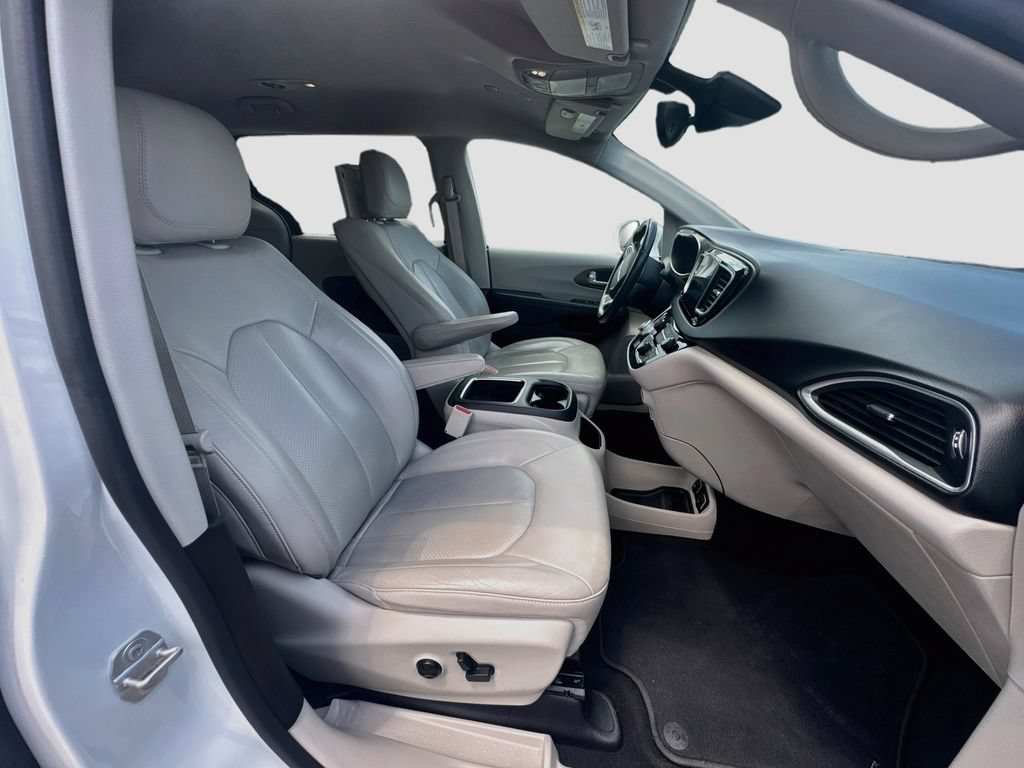 Used 2019 Chrysler Pacifica Touring-L Plus w/ Advanced Safetytec Group FWD image 32