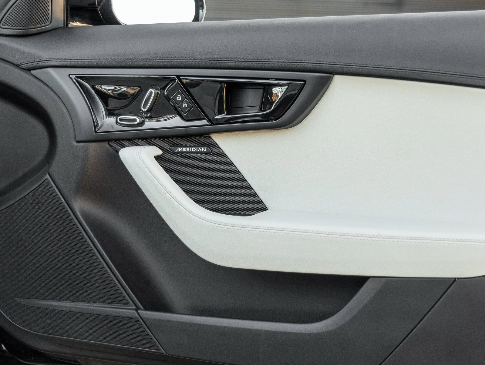 Used 2022 Jaguar F-TYPE Convertible image 28