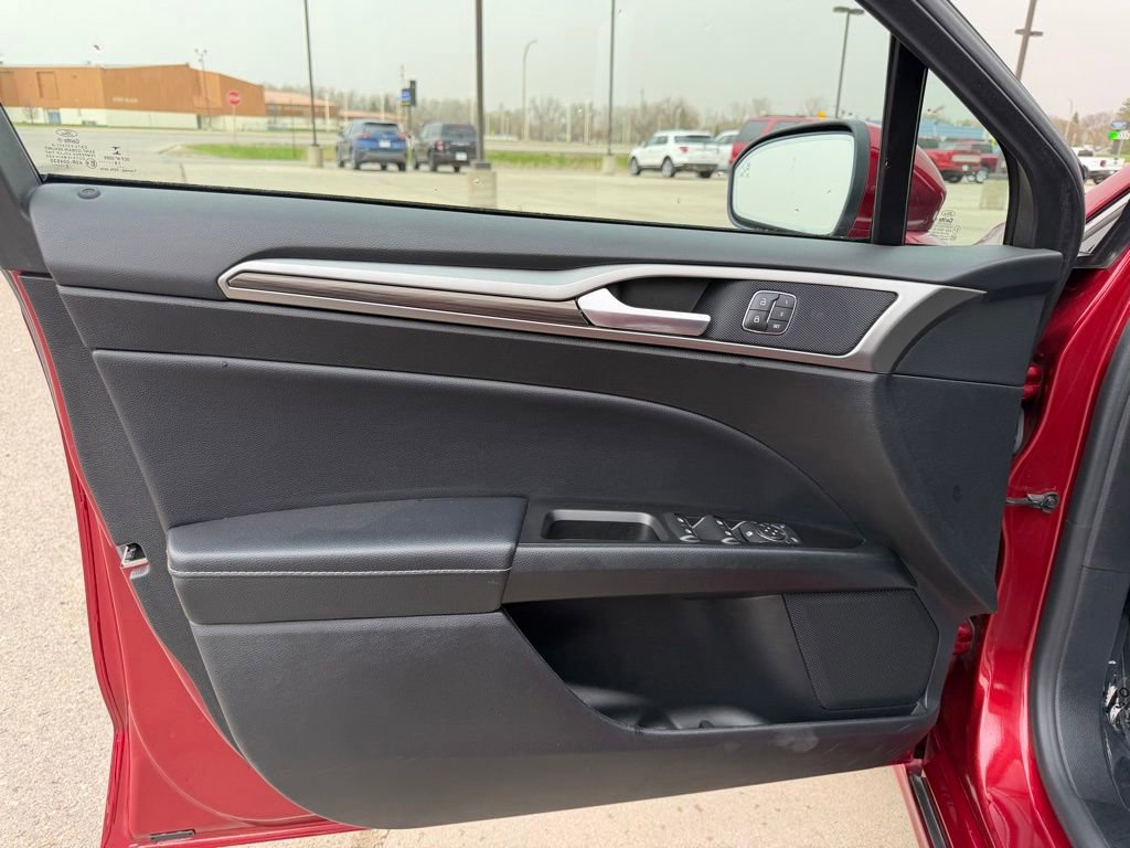 Used 2018 Ford Fusion SE w/ Fusion SE Technology Package FWD image 11