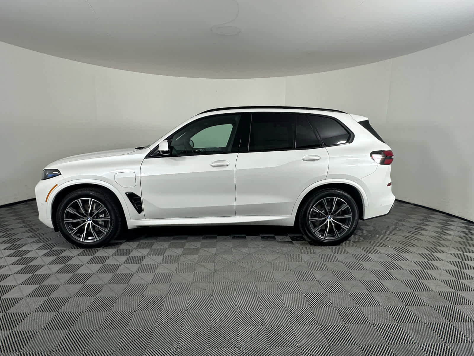 New 2026 BMW X5 xDrive50e w/ M Sport Package image 7