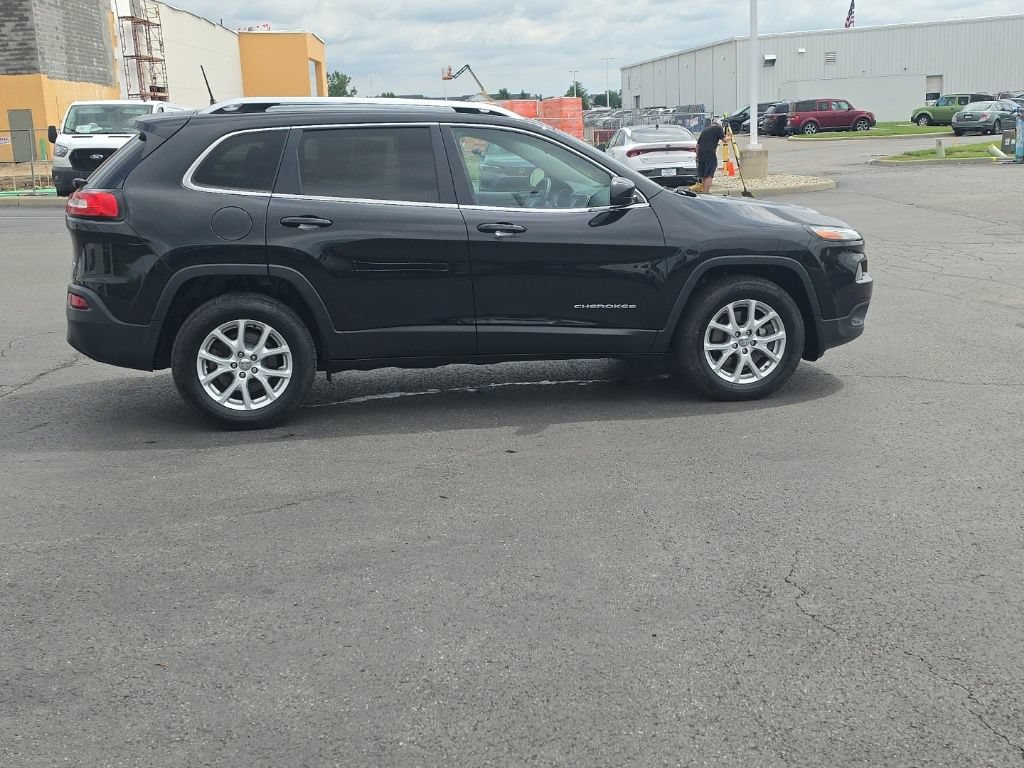 Used 2016 Jeep Cherokee Latitude w/ Cold Weather Group AWD/4WD image 10
