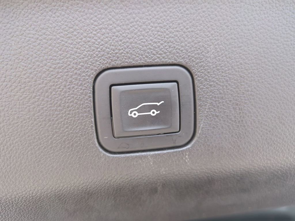 Used 2025 Chevrolet Suburban Z71 AWD/4WD image 15