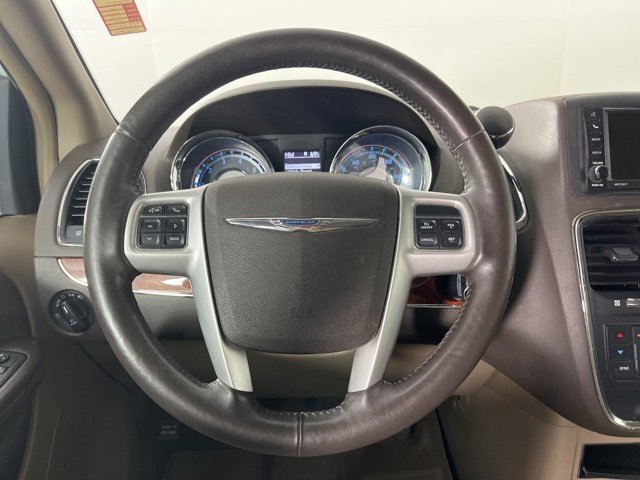 Used 2015 Chrysler Town & Country Touring-L w/ Driver Convenience Group image 8