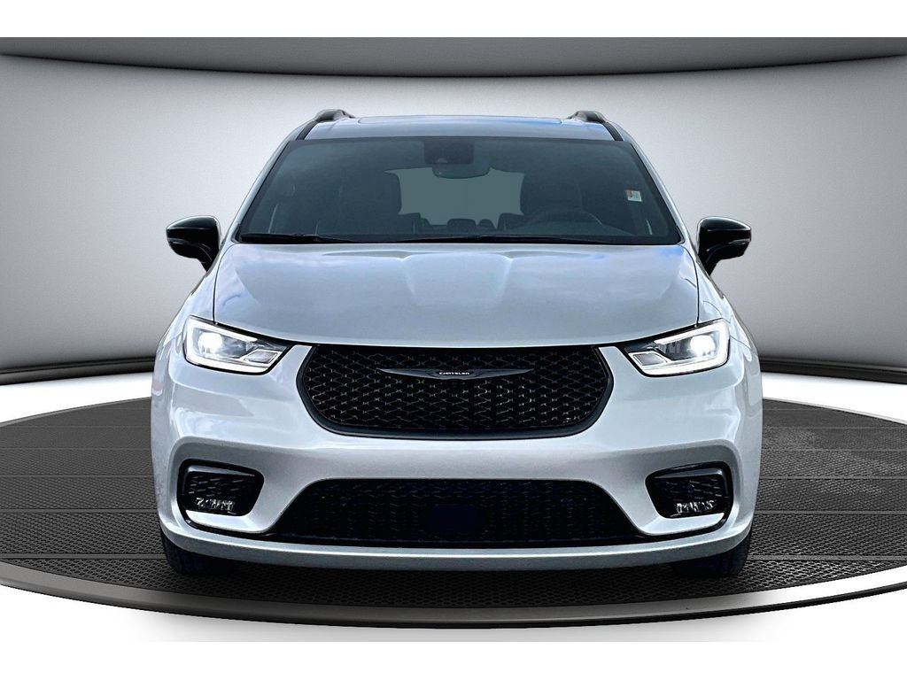 Used 2026 Chrysler Pacifica Premium FWD image 4