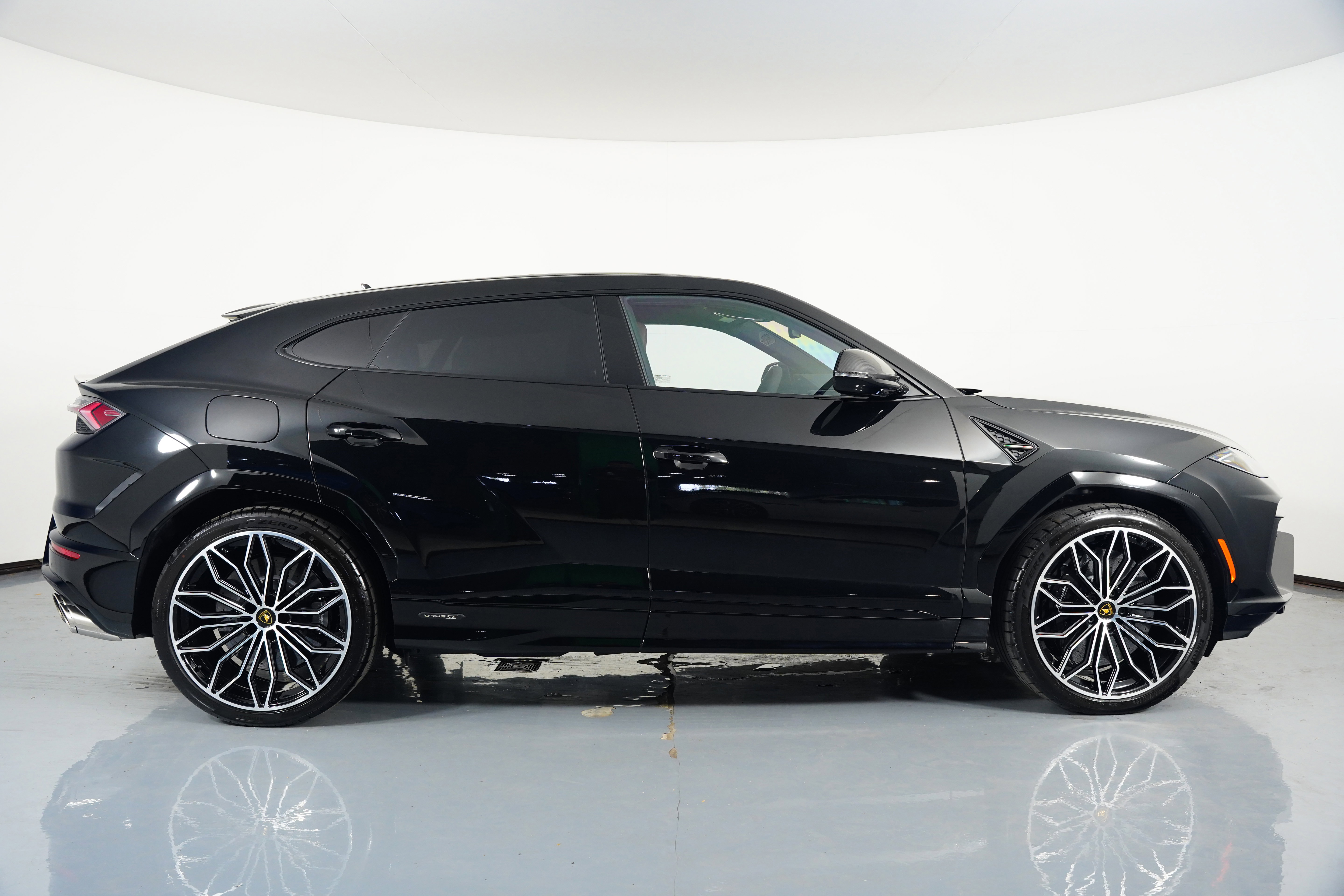 Used 2025 Lamborghini Urus SE image 6