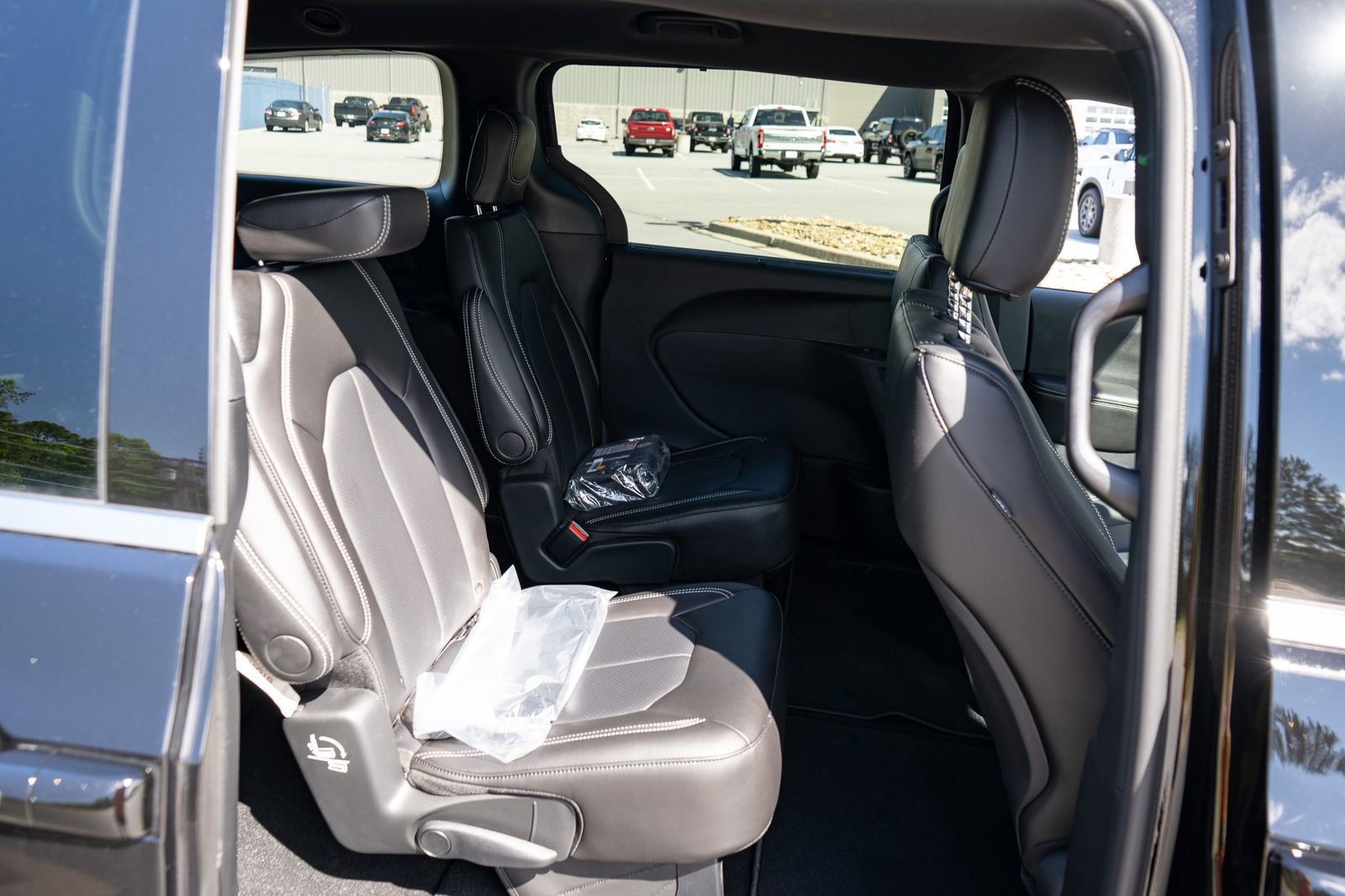 New 2027 Chrysler Pacifica Select FWD image 21