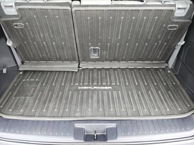Used 2021 Toyota Highlander XLE AWD/4WD image 29