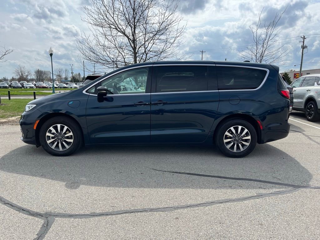 Used 2024 Chrysler Pacifica Select image 4