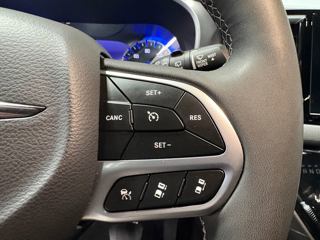 Used 2025 Chrysler Pacifica Select image 28