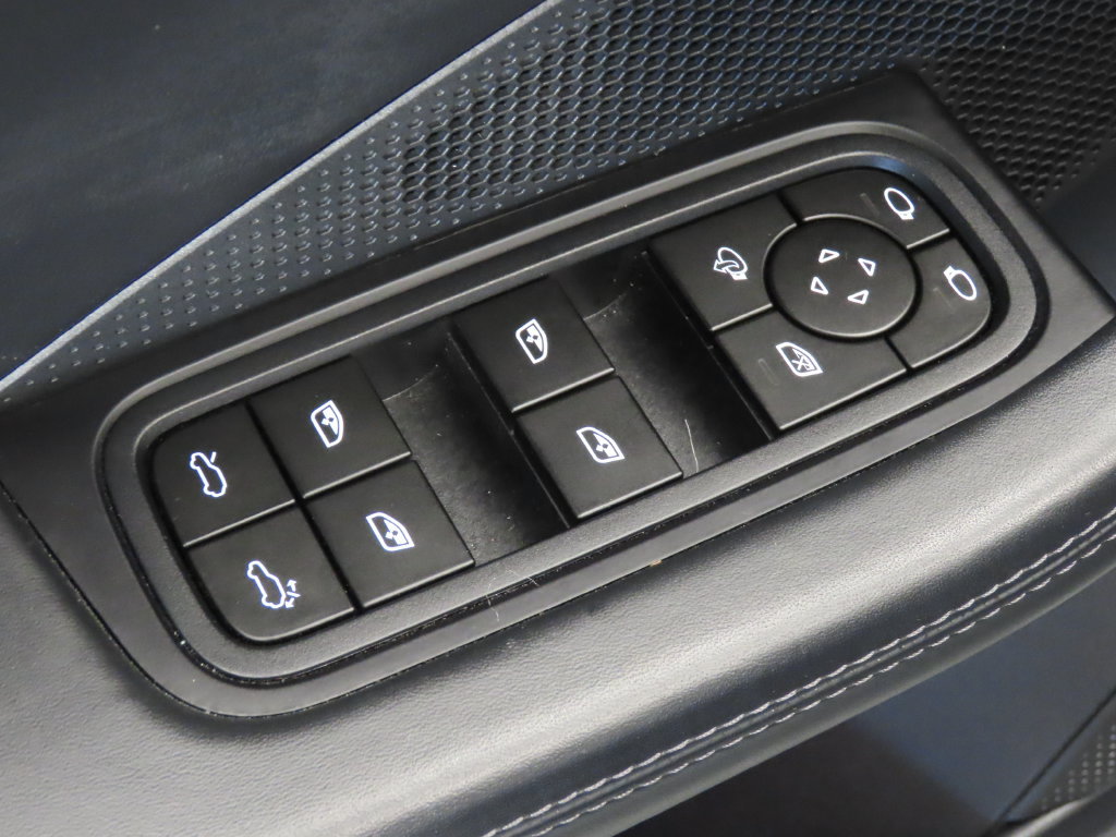 Used 2024 Porsche Macan 4 Electric AWD/4WD image 39