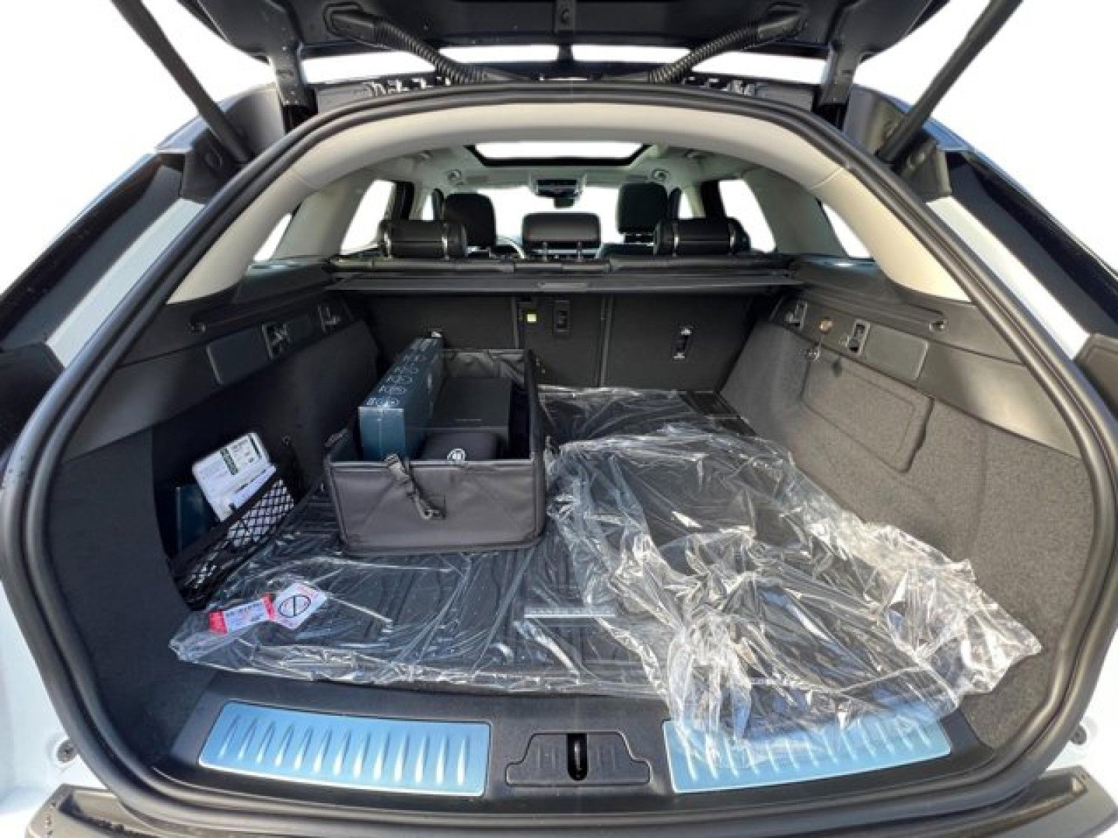 New 2025 Land Rover Range Rover Velar Dynamic SE image 11