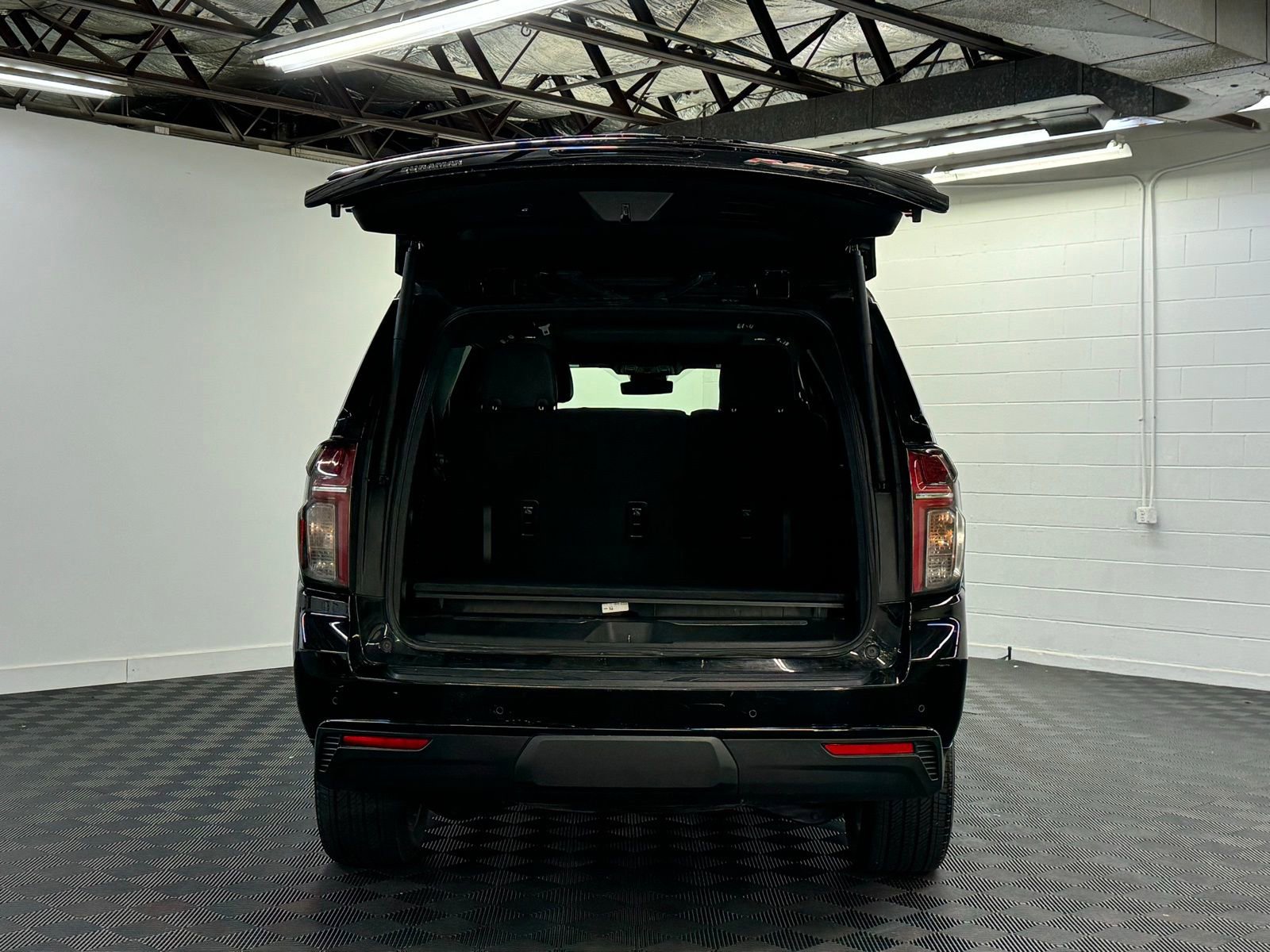 Used 2023 Chevrolet Suburban RST image 32