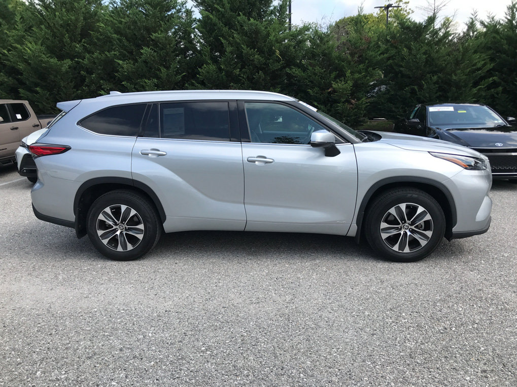 Certified 2022 Toyota Highlander XLE AWD/4WD image 9