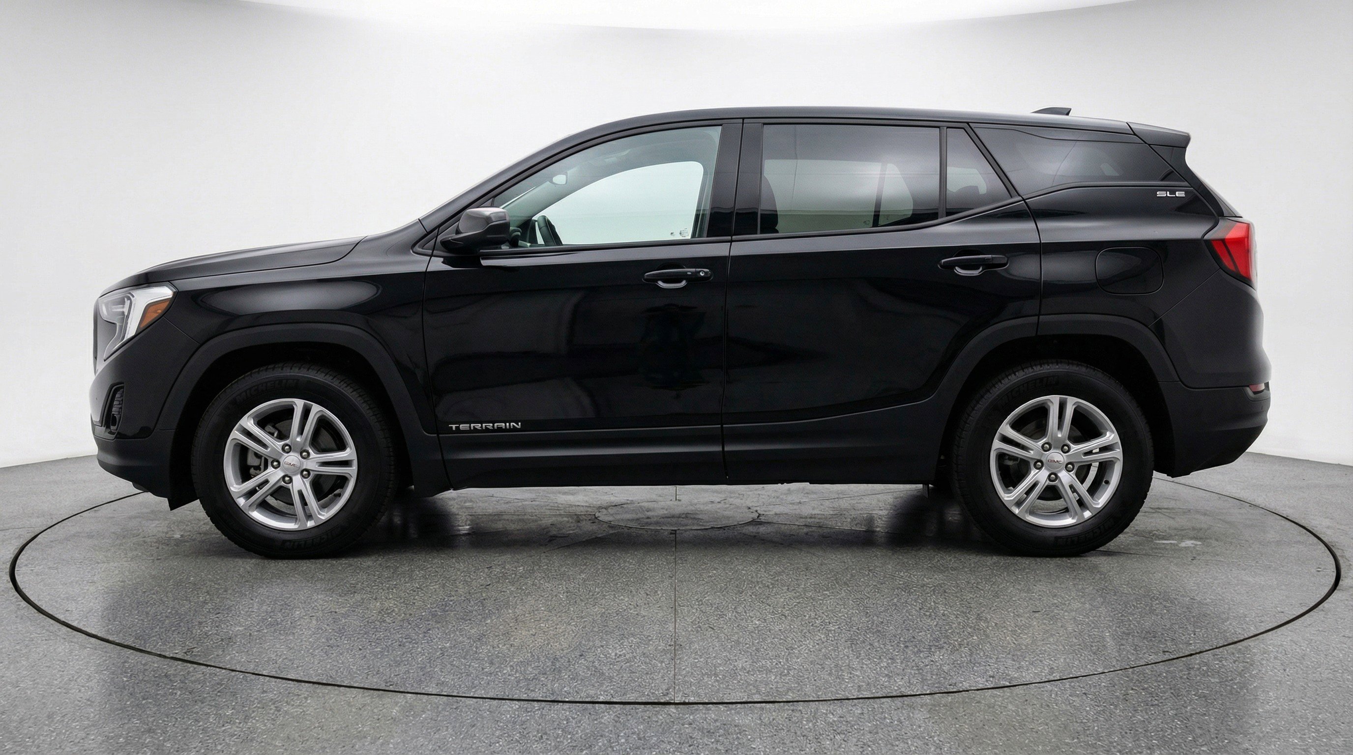 Used 2024 GMC Terrain SLE image 5